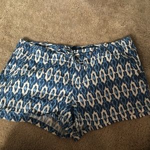 Gap blue and white print shorts